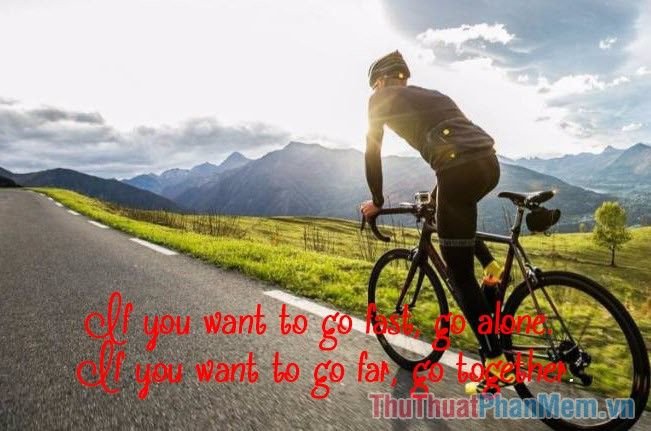 Một nhóm người đang leo núi cùng nhau, tượng trưng cho tinh thần đồng đội và hành trình chinh phục những mục tiêu lớn trong cuộc sống.