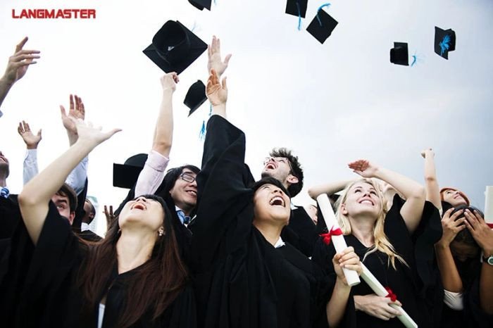 Một nhóm sinh viên tốt nghiệp hạnh phúc tung mũ cử nhân lên không trung, biểu tượng của sự tự do và khởi đầu mới sau khi hoàn thành khóa học.