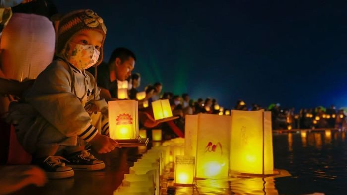 Người dân Việt Nam thành kính dâng hương trong nghi lễ Lễ Vu Lan, thể hiện lòng hiếu thảo và tri ân tổ tiên.