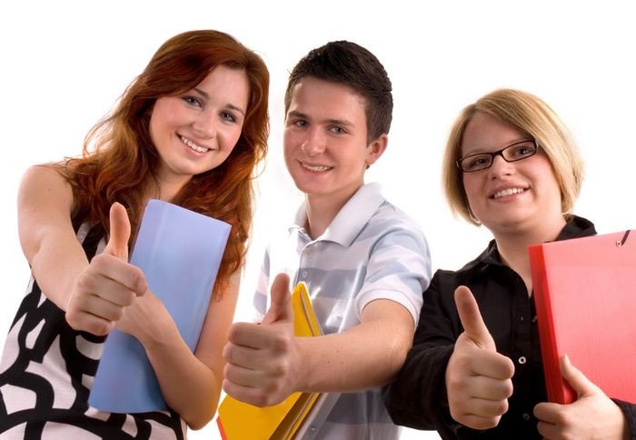 Người đang giao tiếp và học hỏi tại một trung tâm tiếng Anh Quy Nhơn