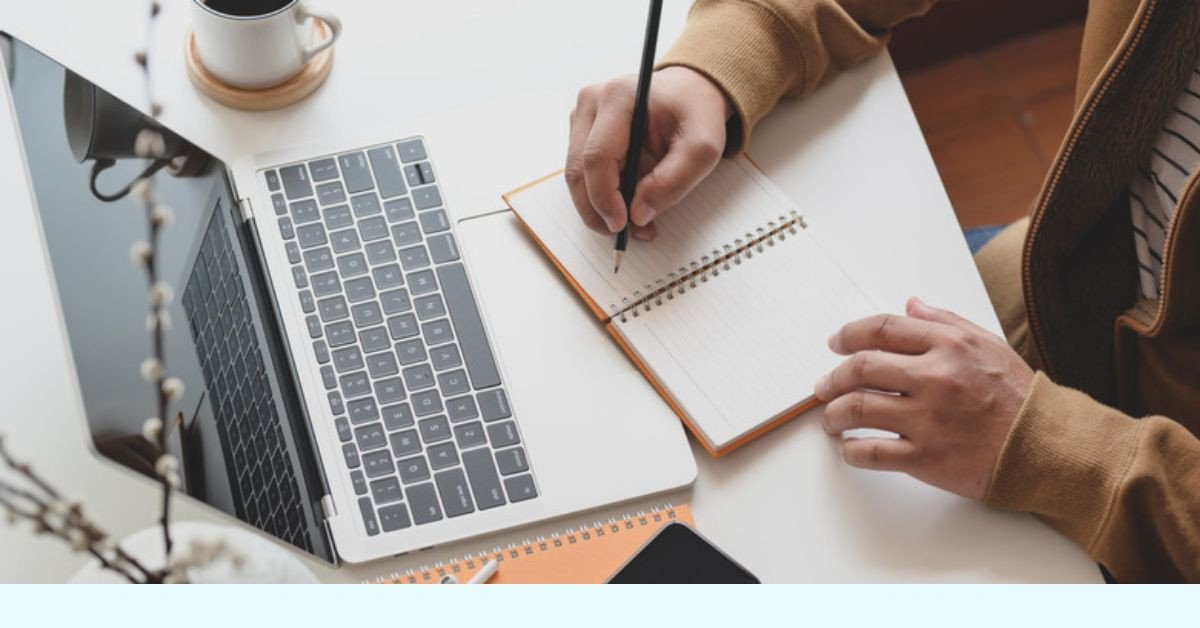 Người học thực hành viết câu dài tiếng Anh với các collocation