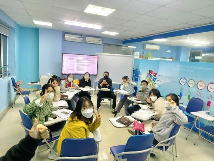 Người học tiếng Anh đang tra cứu từ vựng trên máy tính bảng