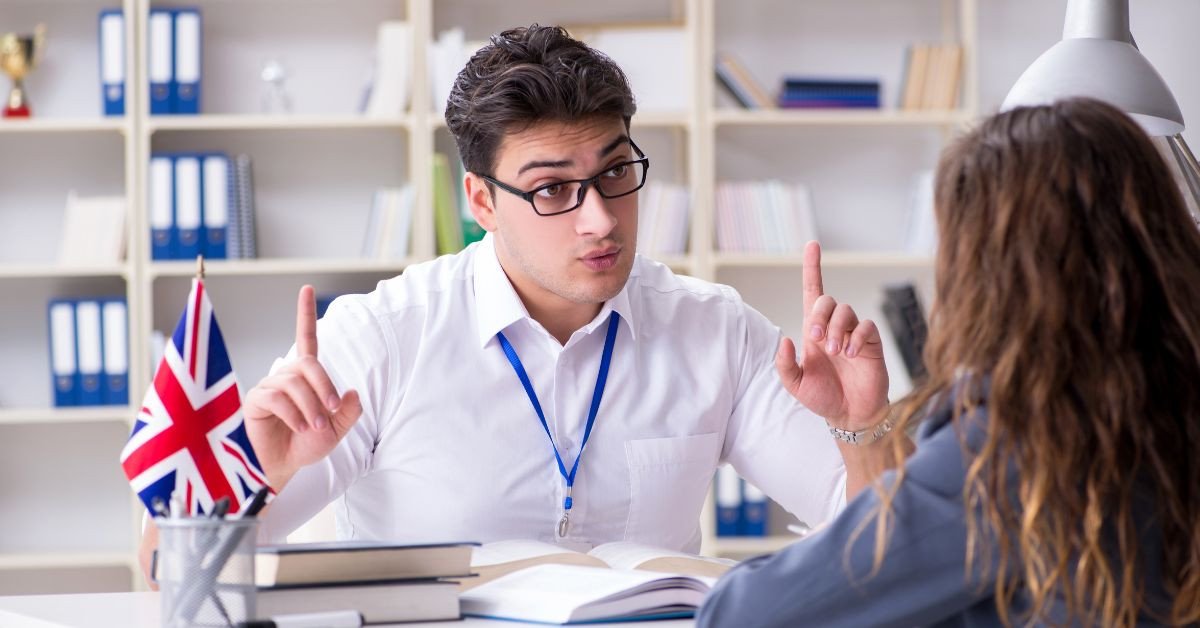 Người học tiếng Anh giao tiếp với người nước ngoài để nâng cao kỹ năng ngôn ngữ và hiểu biết văn hóa