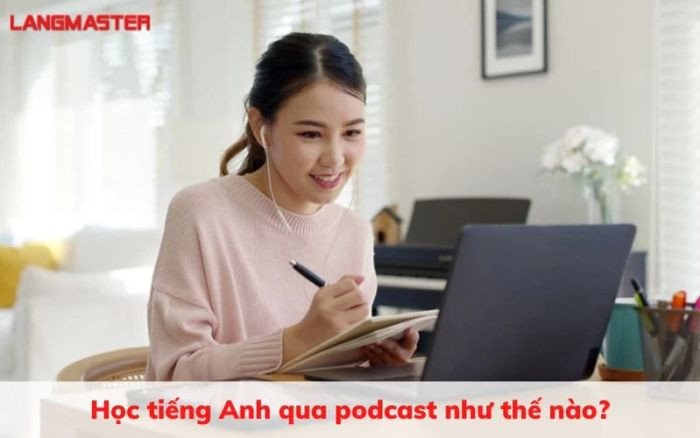 Người học tiếng Anh nghe podcast trên điện thoại, tai nghe và sách vở