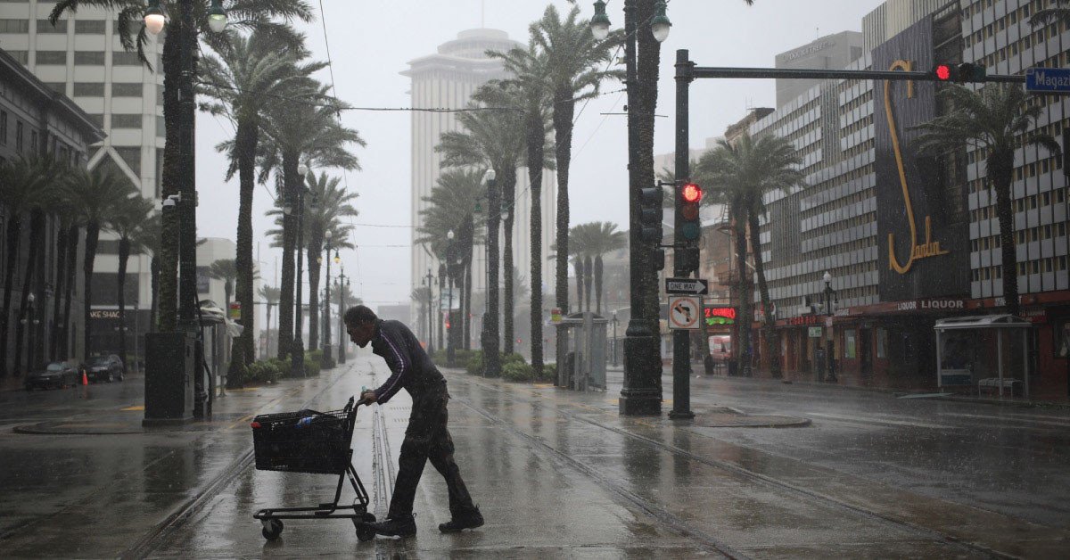 Người phụ nữ che ô dưới trời mưa minh họa mệnh đề trạng ngữ điều kiện