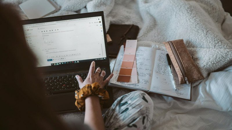 Người phụ nữ đang soạn email thông báo nghỉ thai sản chuyên nghiệp