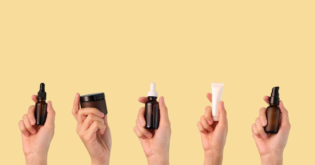 Người phụ nữ đang thoa son, thể hiện sự tỉ mỉ trong việc làm đẹp và chăm sóc bản thân.