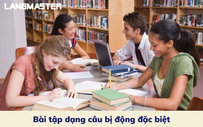Người phụ nữ làm việc trên máy tính xách tay với biểu đồ