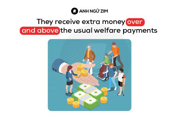 Người phụ nữ nhận tiền mặt, biểu tượng cho việc nhận thêm phúc lợi vượt quá mức thông thường, áp dụng cụm từ Over and above