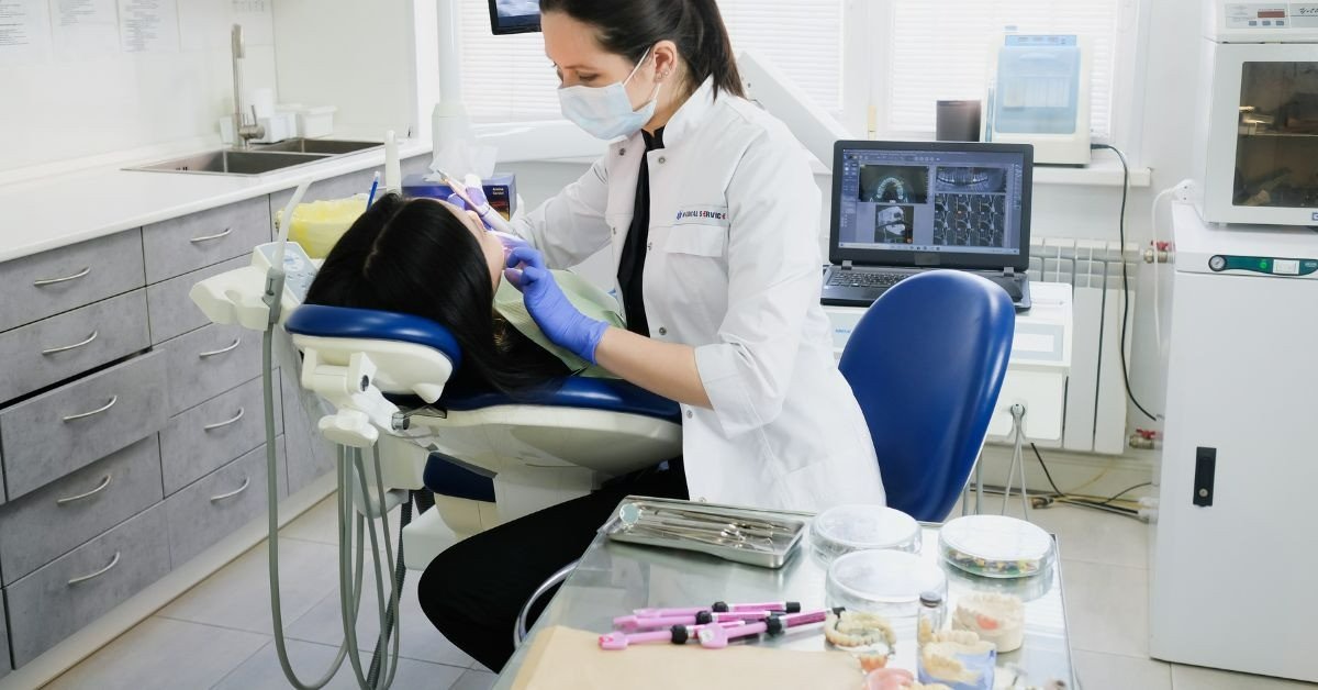 Nha sĩ giải thích cho bệnh nhân về tình trạng răng miệng