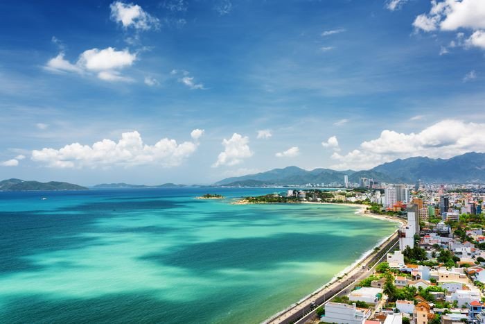 Nha Trang với bãi biển cát trắng, nước biển xanh ngọc và những hòn đảo nhỏ