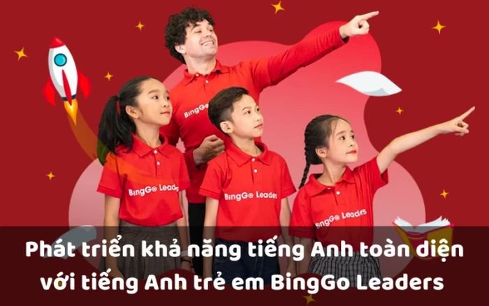Nhiều học sinh tiểu học đang ngồi trong lớp học, chăm chú nhìn vào bảng tương tác điện tử hiển thị nội dung tiếng Anh sinh động.