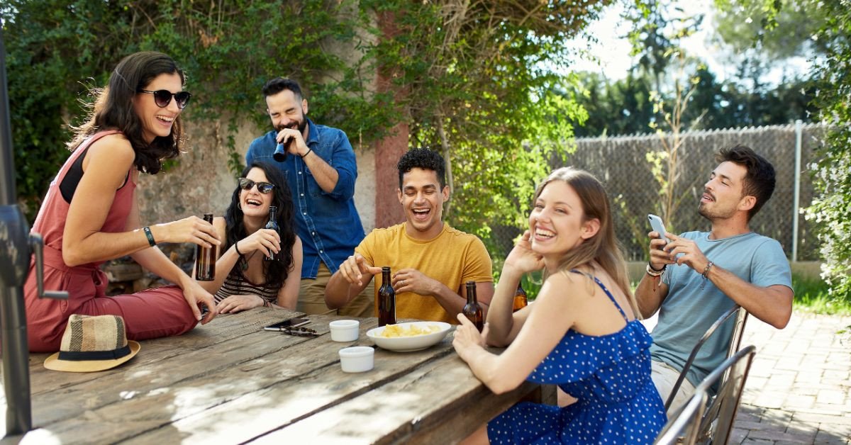 Nhóm đồng nghiệp đang thảo luận trong văn phòng, minh họa từ vựng tương tác xã hội trong TOEIC Speaking Part 2