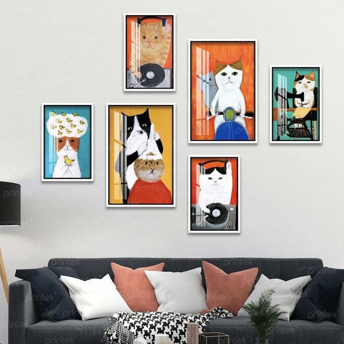 Phòng khách nhỏ gọn, tường xanh, TV treo tường và cây xanh