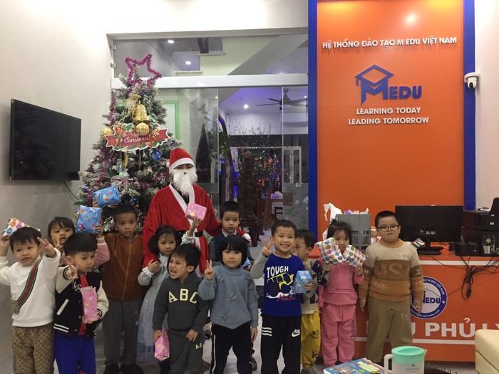 Phụ huynh và con tìm hiểu khóa học tiếng Anh