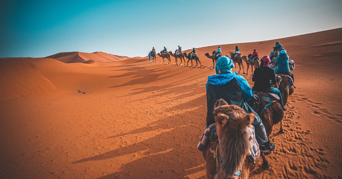 Sa mạc Sahara rộng lớn với cồn cát đỏ rực, một kỳ quan thiên nhiên độc đáo trên Trái Đất