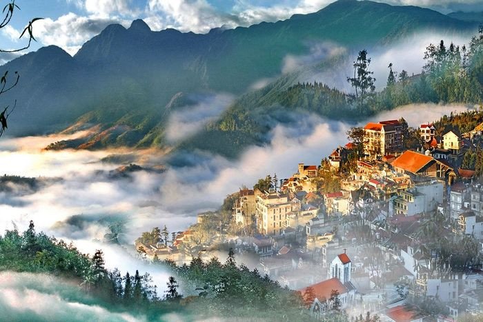 Sa Pa với những thửa ruộng bậc thang xanh ngát và núi non trùng điệp