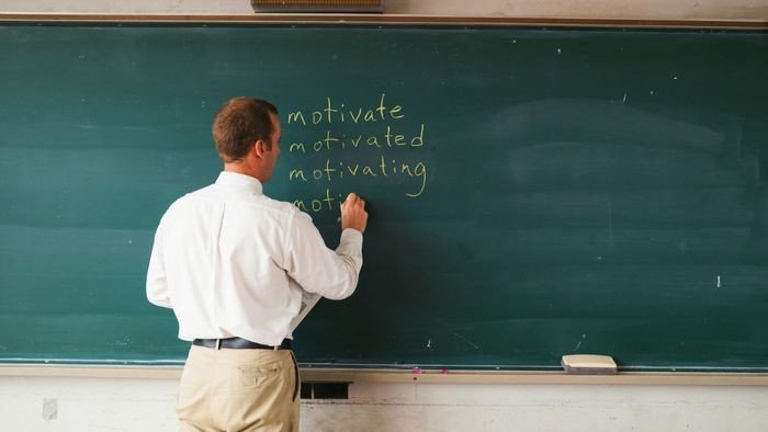 Sinh viên ngành Sư phạm Tiếng Anh học tập và trao đổi kiến thức