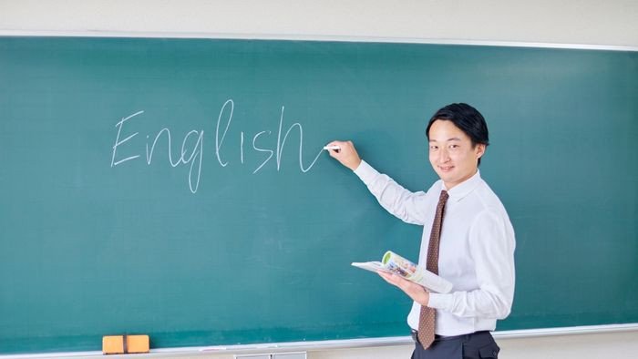 Sinh viên ngành Sư phạm Tiếng Anh tìm hiểu kiến thức chuyên ngành