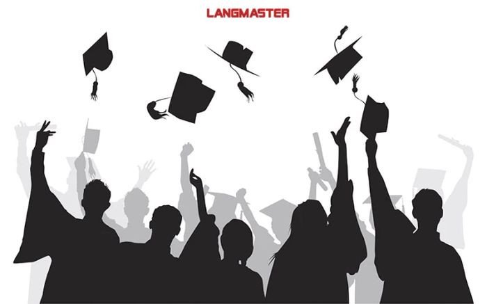 Sinh viên tốt nghiệp đội mũ cử nhân và áo choàng, thể hiện niềm vui sau hành trình học tập vất vả.