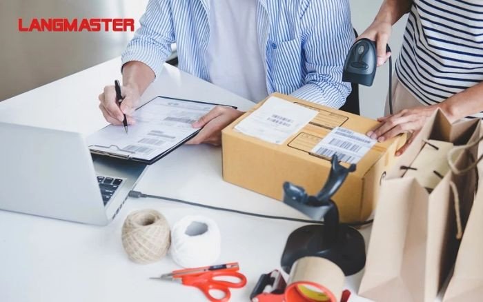 Thủ tục bưu điện và nhân viên hướng dẫn khách hàng