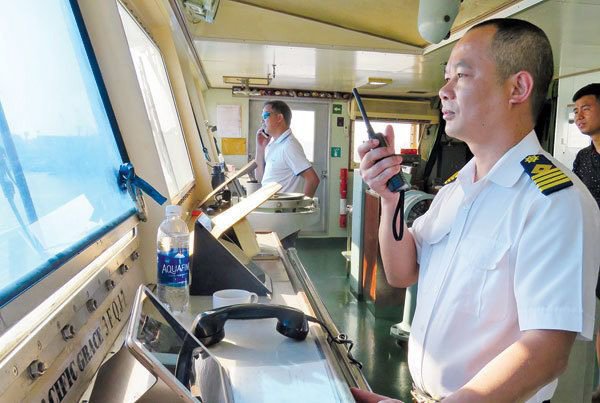 Thuyền viên trên tàu thể hiện các chức danh tiếng Anh hàng hải quan trọng