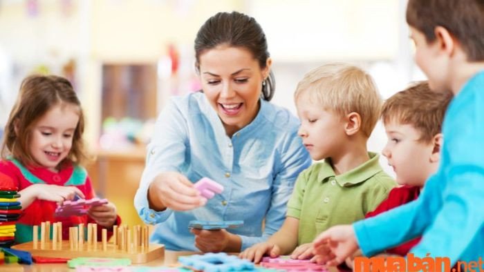 Trợ giảng tiếng Anh tương tác và làm việc với học viên nhỏ tuổi
