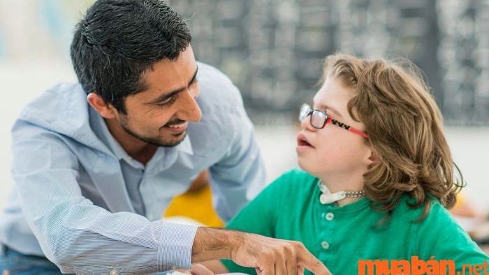 Ứng viên trả lời phỏng vấn về tiêu chuẩn trở thành trợ giảng tiếng Anh