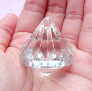 Viên kim cương lấp lánh thể hiện độ trong suốt cao, yếu tố quan trọng khi mô tả đá quý tiếng Anh