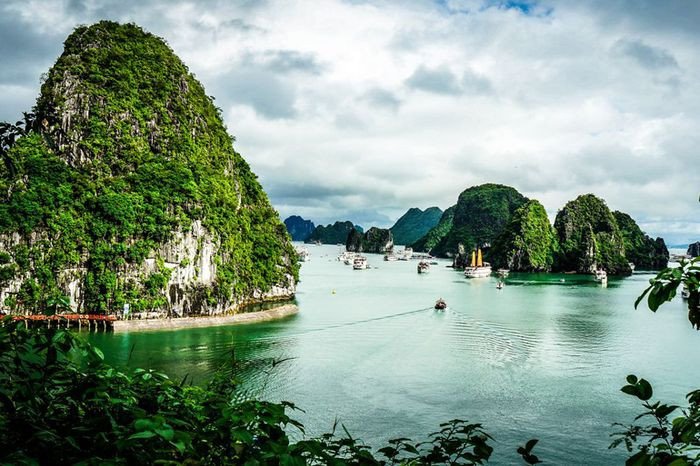 Vịnh Hạ Long với những hòn đảo đá vôi kỳ vĩ và làn nước xanh ngọc
