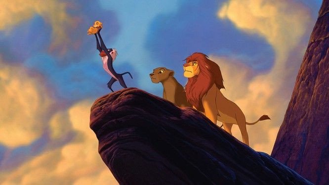 Vua Sư Tử Mufasa đứng trên đỉnh Pride Rock cùng con trai Simba, biểu tượng của sự uy nghi và kiến thức ngôn ngữ vững chắc