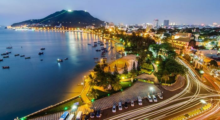 Vũng Tàu với ngọn hải đăng cổ kính và bãi biển trải dài