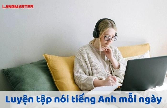 Học viên đang chăm chú luyện nói tiếng Anh trước gương
