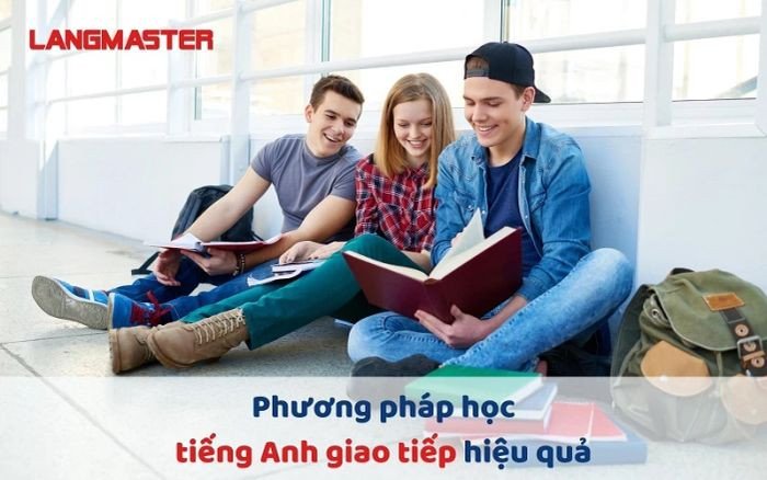 Một người đang làm việc và học tập trên máy tính tại văn phòng