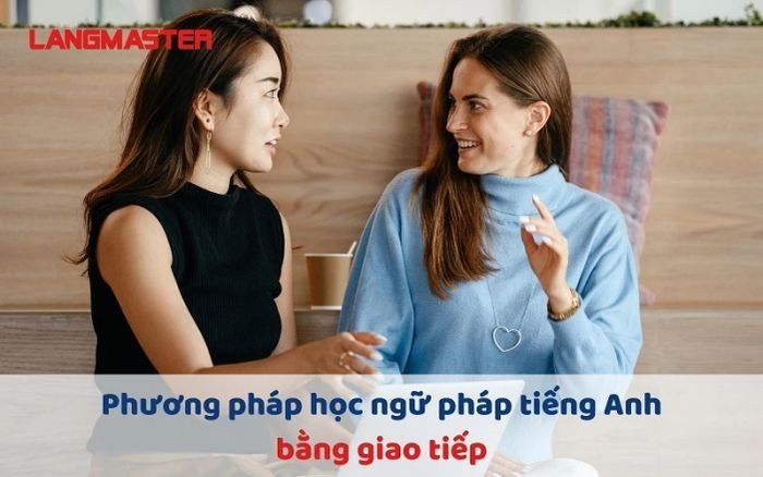 Một nhóm người đang trò chuyện tiếng Anh vui vẻ